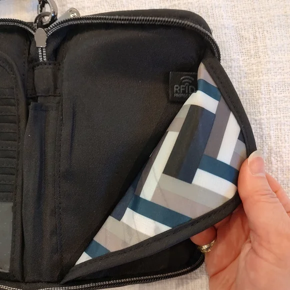 Lug Tandem SE RFID Wristlet Black Zip Wallet Black NWOT - Picture 4 of 7